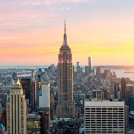 Holiday Inn Express Manhattan Midtown West By Ihg Нью-Йорк Экстерьер фото